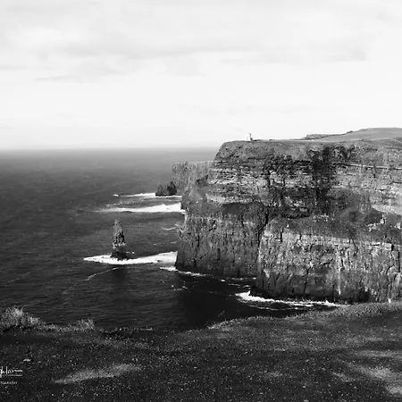10mindrivecliffsofmoher-cozy2br-parking-wifi شقة