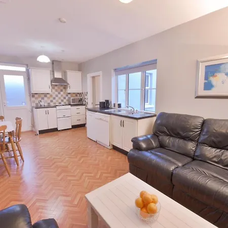 10mindrivecliffsofmoher-cozy2br-parking-wifi *